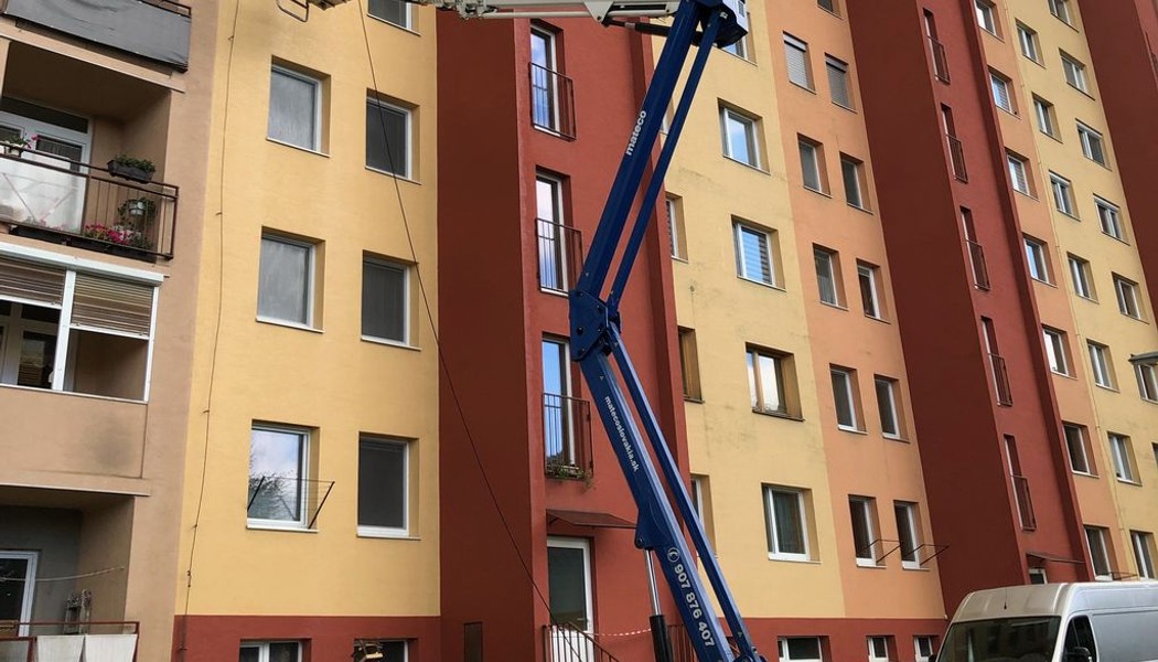 csm_specialna-pasova-plosina-bluelift-sa-26-prenajata-pre-vyskove-cistiace-prace-na-fasade-paneloveho-domu_c08cb36511.jpeg